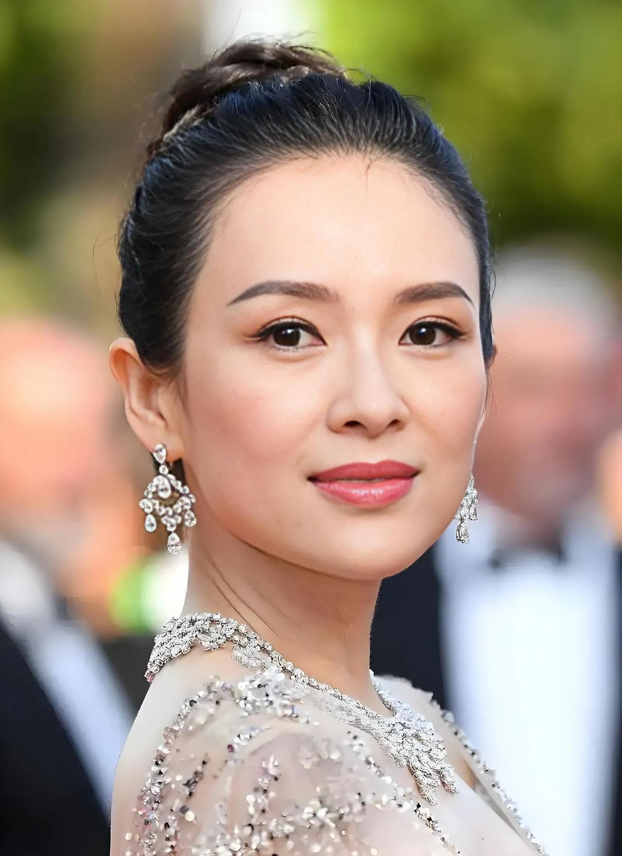当孩子在成长路上遇到困难时，后妈章子怡总会给予鼓励和支持，帮助孩子增强自信心，真