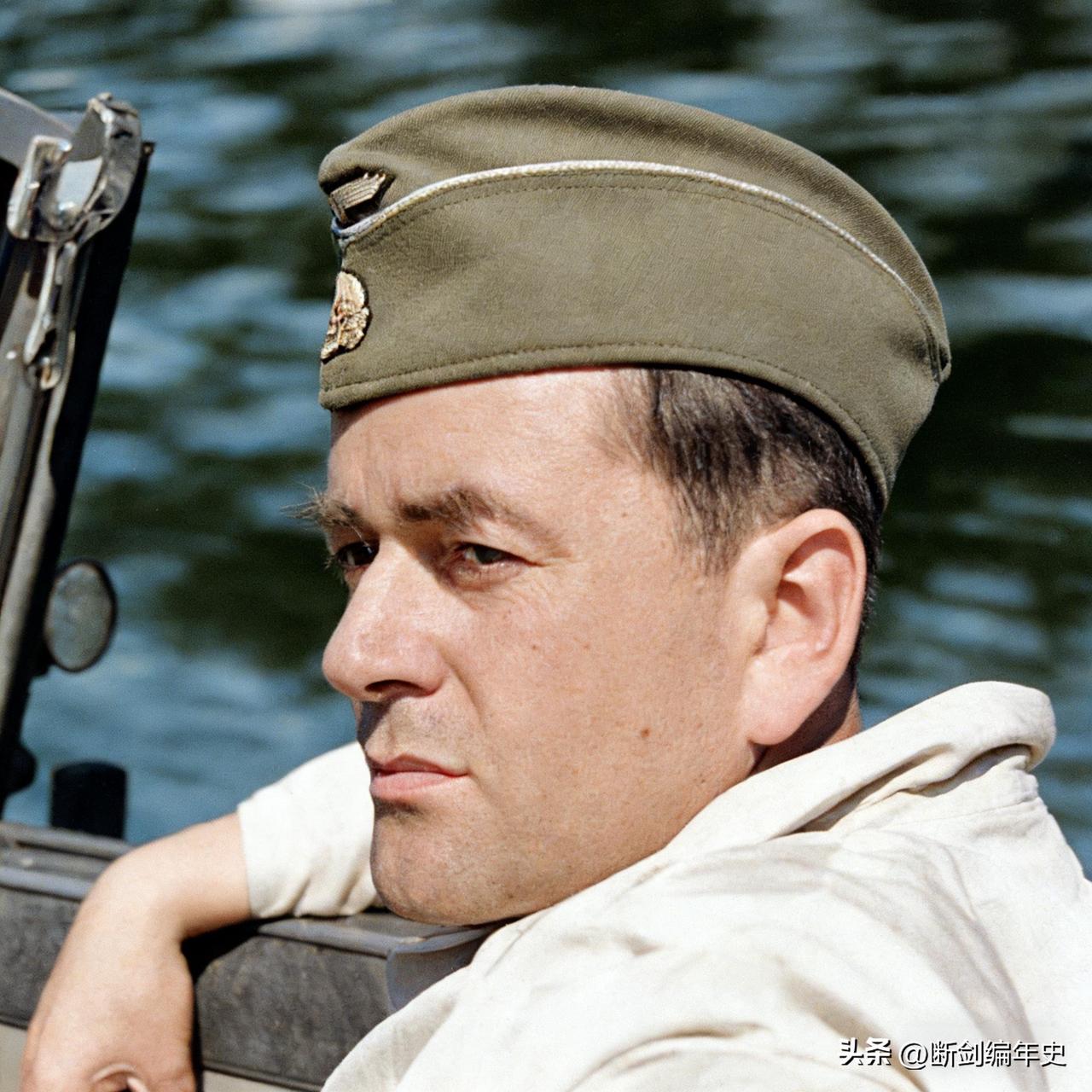 很少见的一张照片。戴党卫军便帽的阿尔伯特·施佩尔。

二战德国人物 历史 历史老