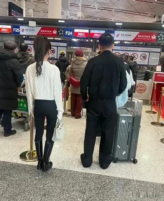 有一说一
马筱梅穿紧身裤
身材的确一般

鞋子还是内增高
腿型也有点O

一旁的