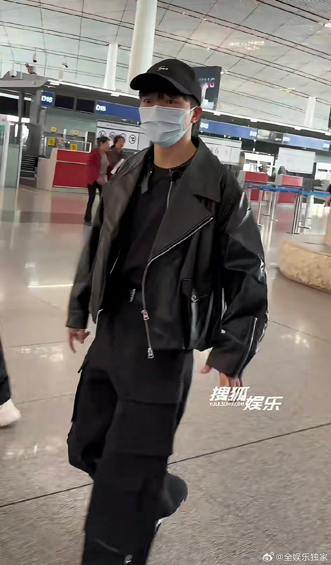 周深出发参加阅文盛典 从经典合作到全新作品，周深这次带着新歌亮相阅文盛典，舞台首