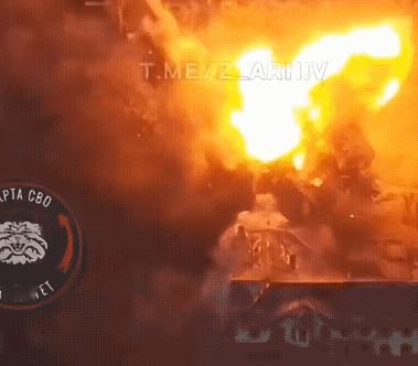 毁灭性打击！俄军侦察无人机发现一群乌军士兵正在转移，大概有十多人，从另一栋房子转