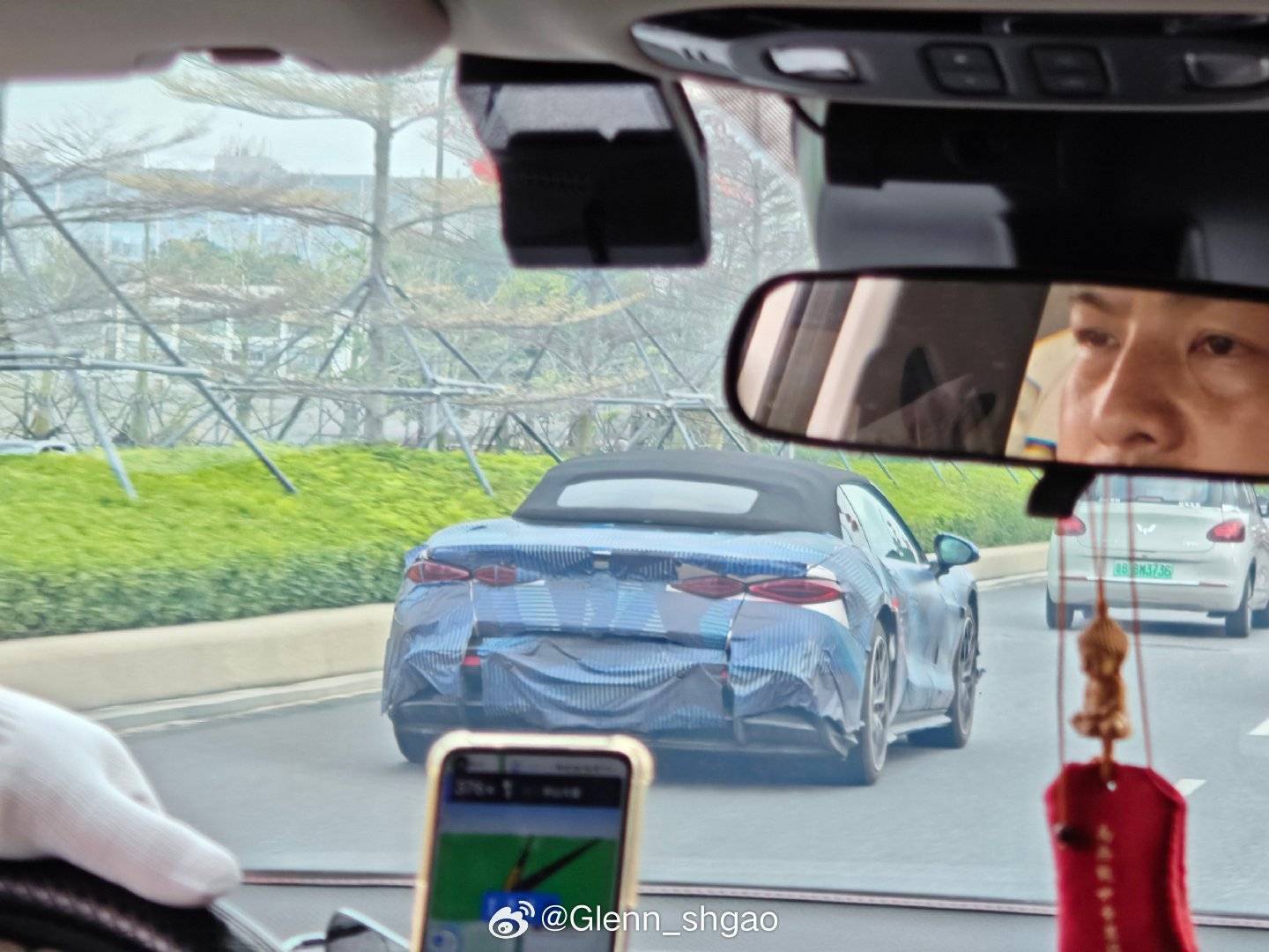 粉丝坪山偶遇，这个姿态挺帅的啊！这是敞篷的腾势跑车？？ 西班牙·巴塞罗那