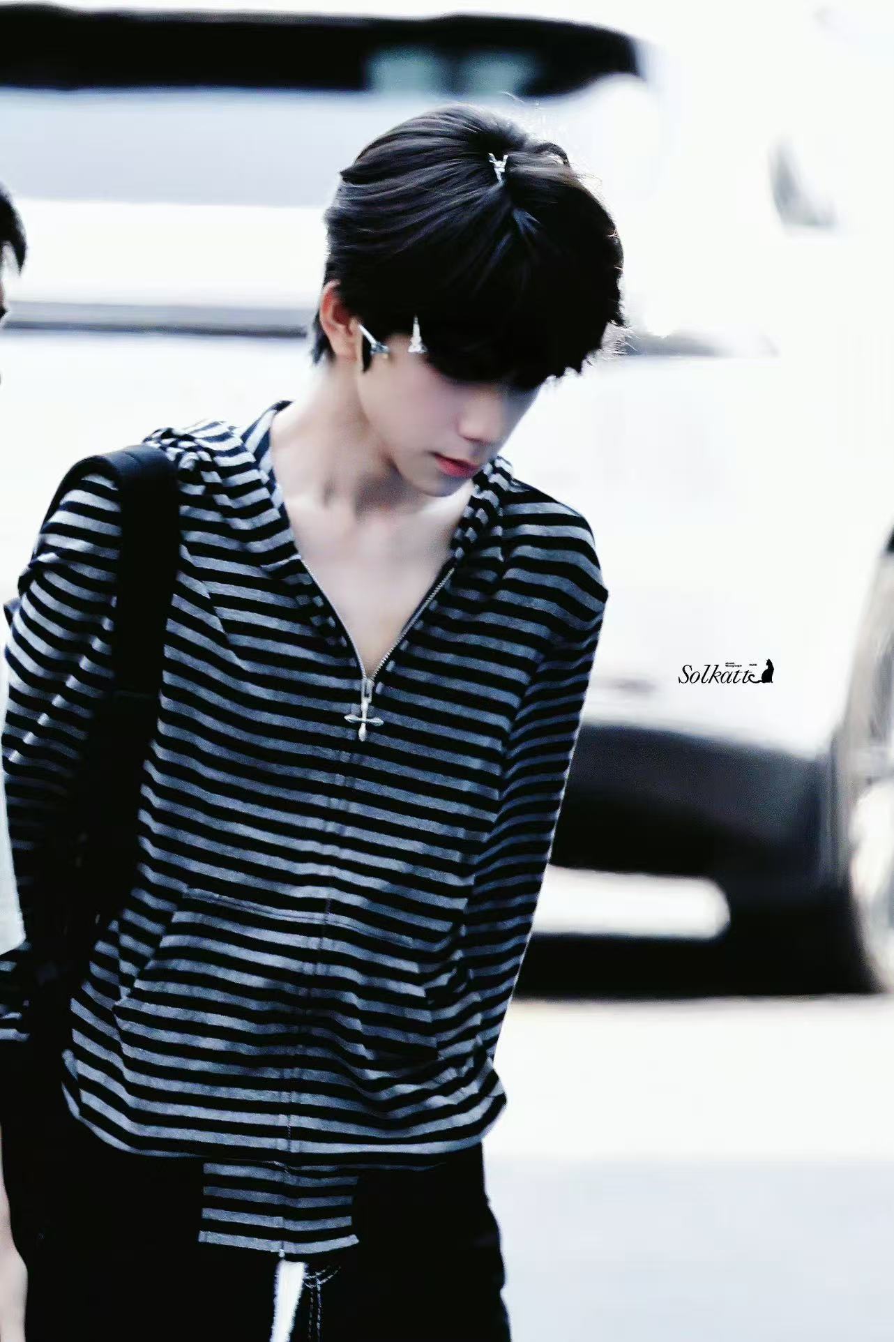 王橹杰 王橹杰路透存档📷条纹衫搭配银饰细节，少年感与酷感完美融合，每一帧都是画