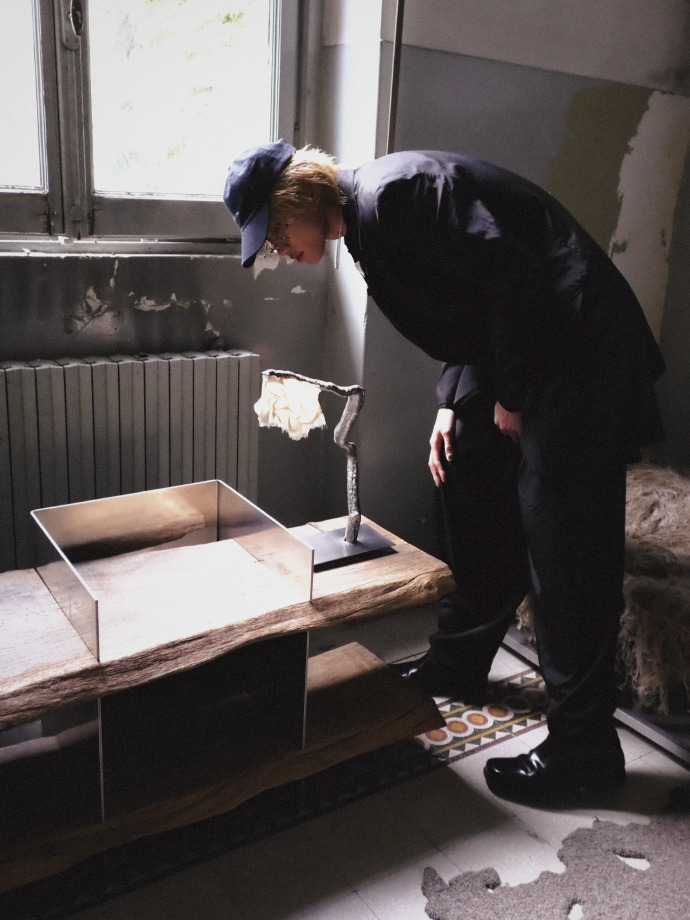 徐明浩米兰看展plog 和徐明浩一起云逛米兰艺术展📸金发黑西装，自带独一份的艺