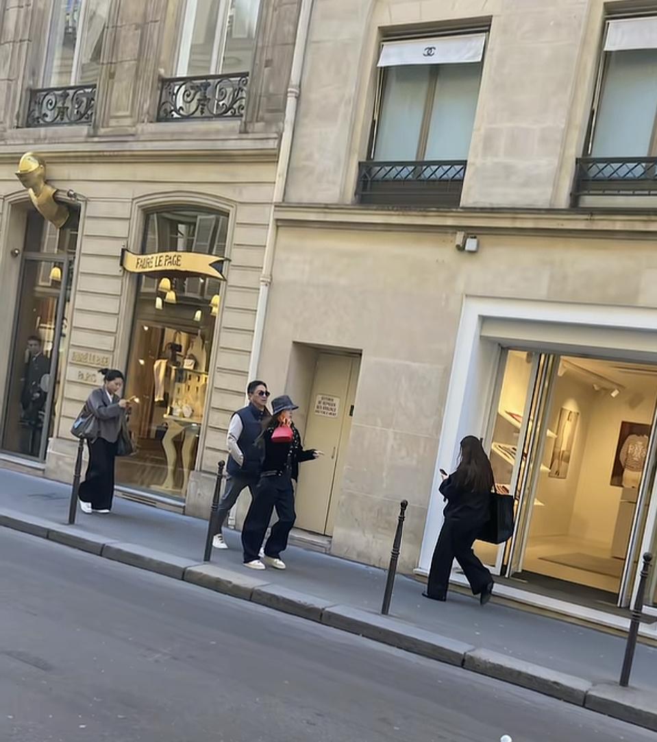 近日，有网友在法国巴黎街头偶遇京东创始人刘强东和妻子章泽天。

网友：东哥气场强