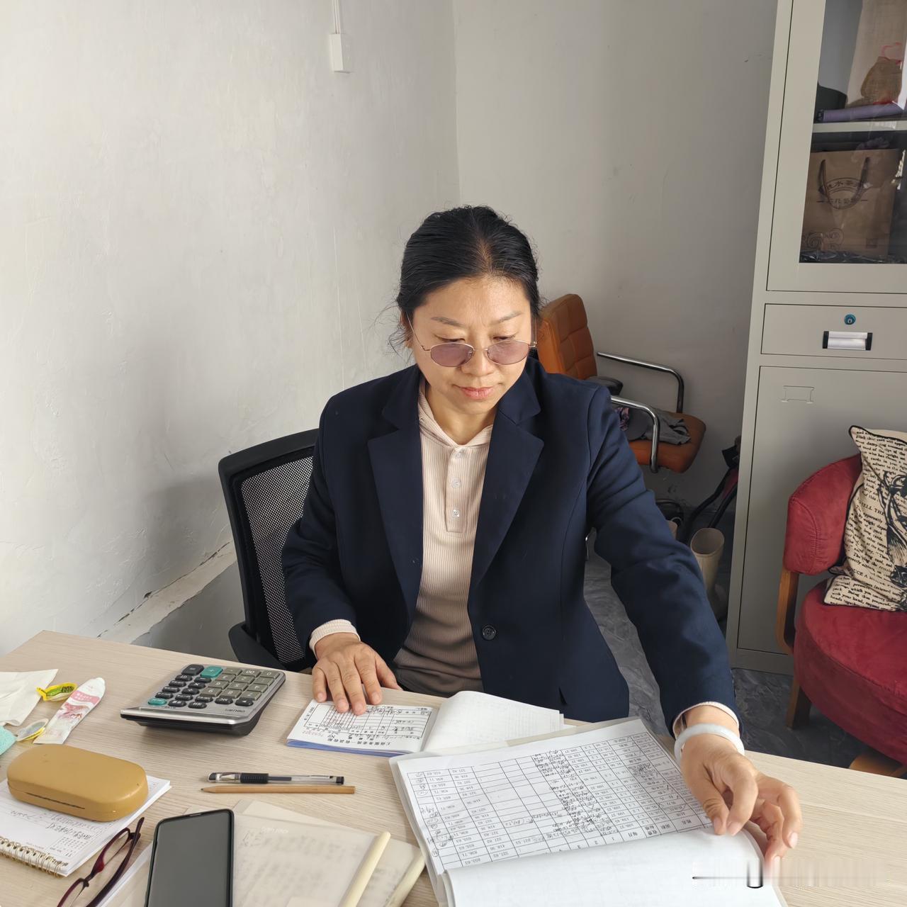 感谢泛盛物业暖心修路办实事
 
小区内人行小路长期破损严重，坑洼不平，碎石散落，