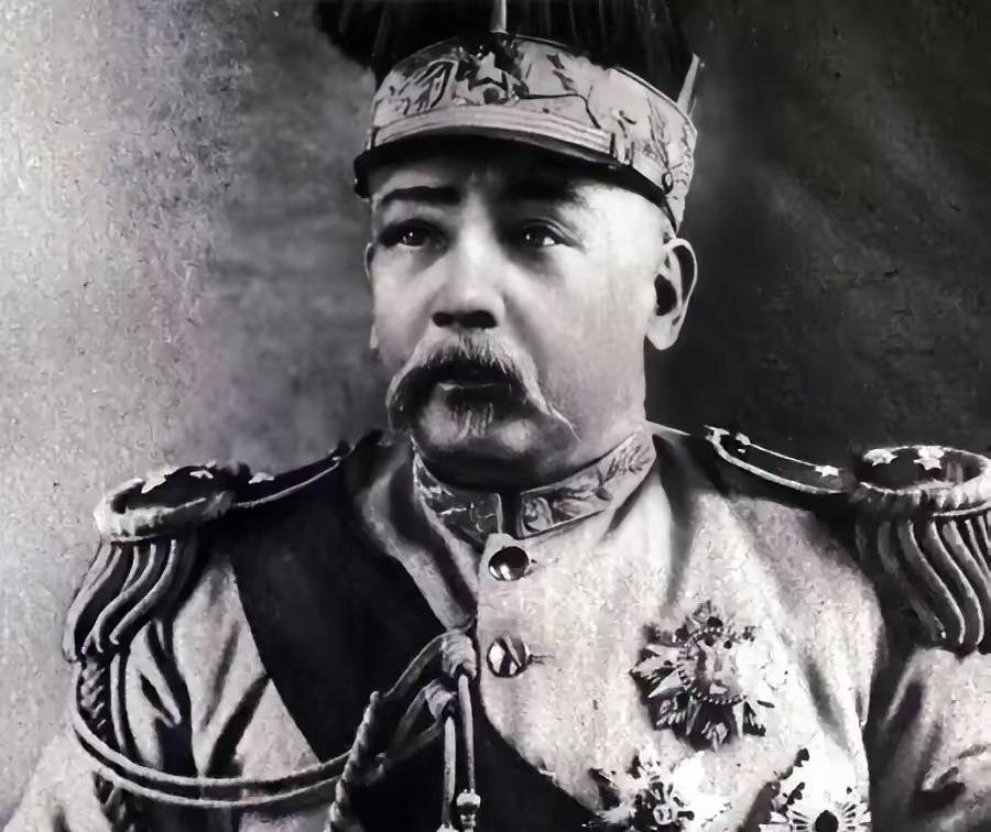 据袁世凯贴身侍卫陶树德回忆，袁世凯每天凌晨5点起床，先喝一碗鸡汤、一碗牛肉汤开胃