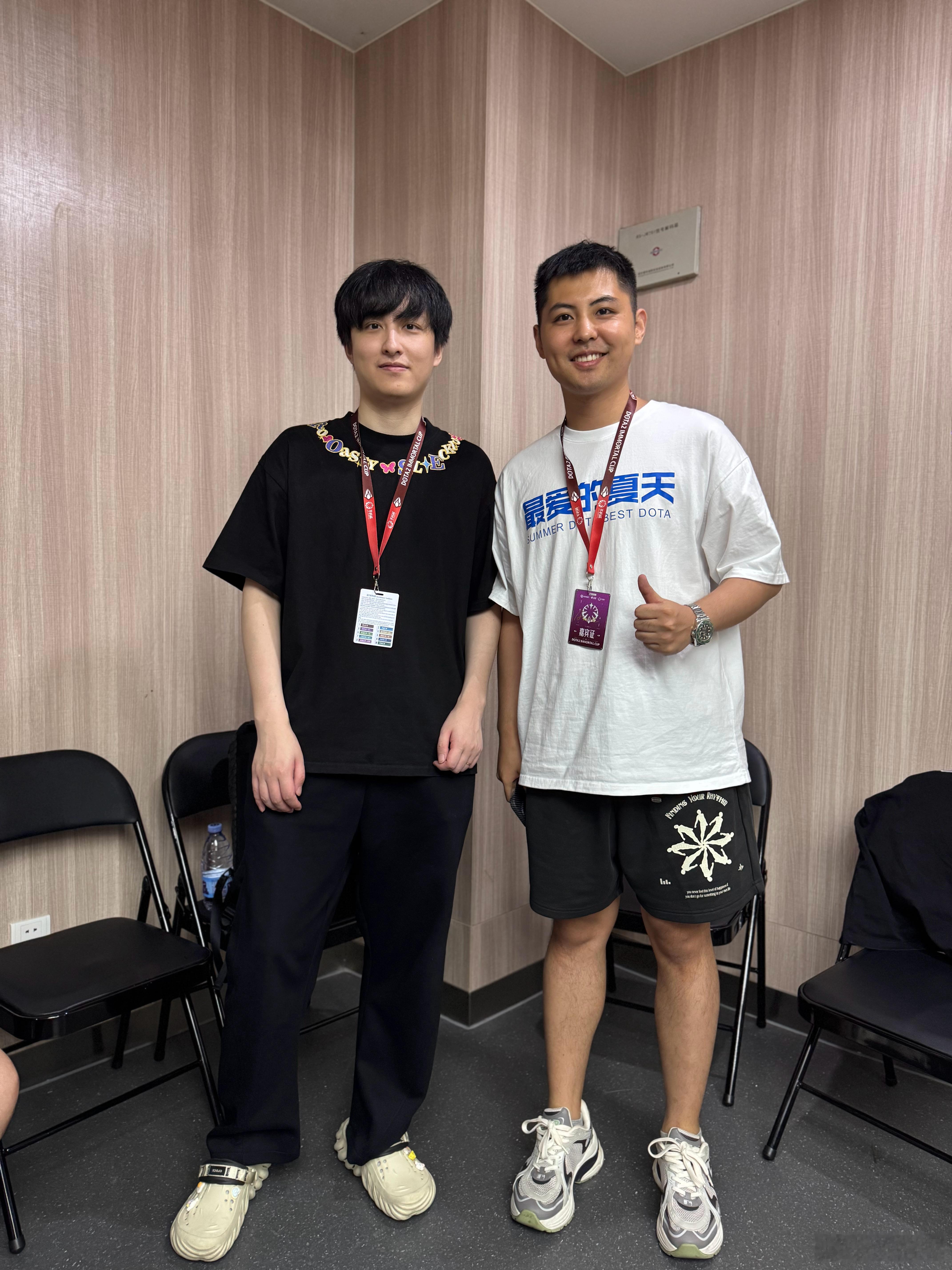 和哥哥合影了！哥哥真帅啊！ame现身不朽杯dota2不朽杯决赛日 ​​​