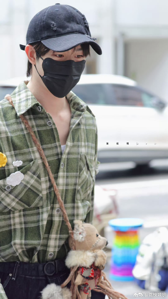 寄灵大王带娃上班田嘉瑞带阿贝贝上班谁懂啊真的好可爱，田嘉瑞走到哪都背着阿贝贝，像