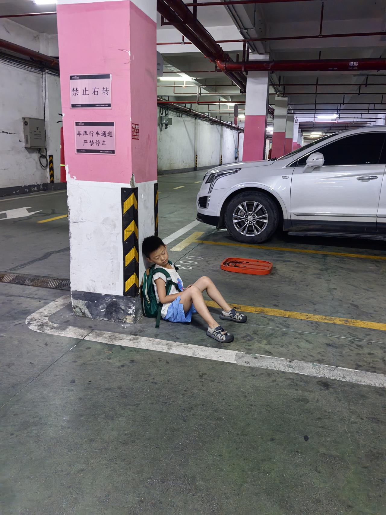 看着心痛，令人心酸。早晨去学校仅等妈妈发车的小会时间，10岁的小男孩竟倚着柱墩睡