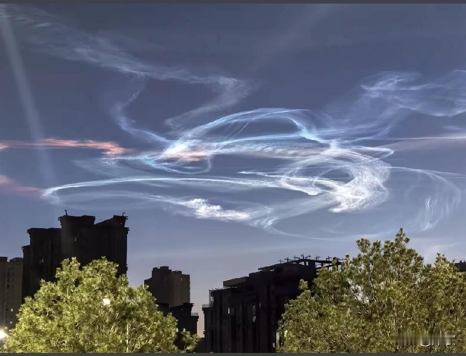 天空出现了神奇天现，好漂亮哦，值得欣赏奇观云彩 天空什么造型