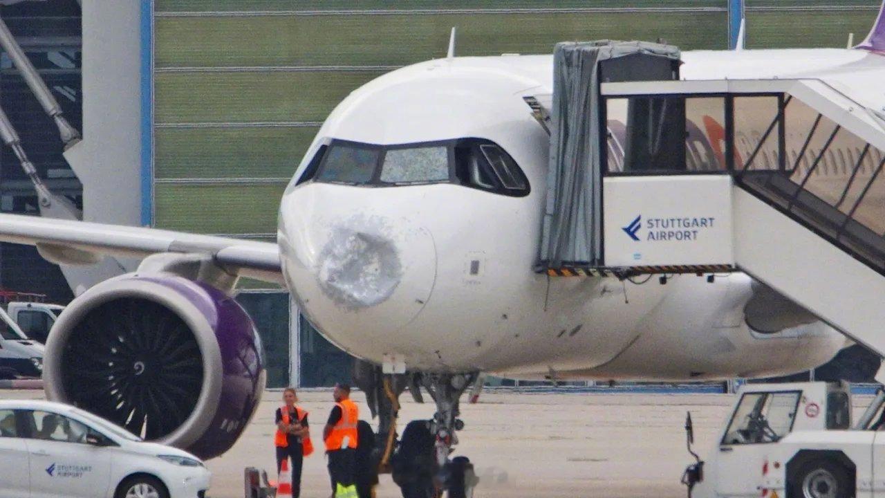 【冰雹雷雨打成“小花鼻”，飞机不开心🤥】7月16日，开罗航空一架A320neo