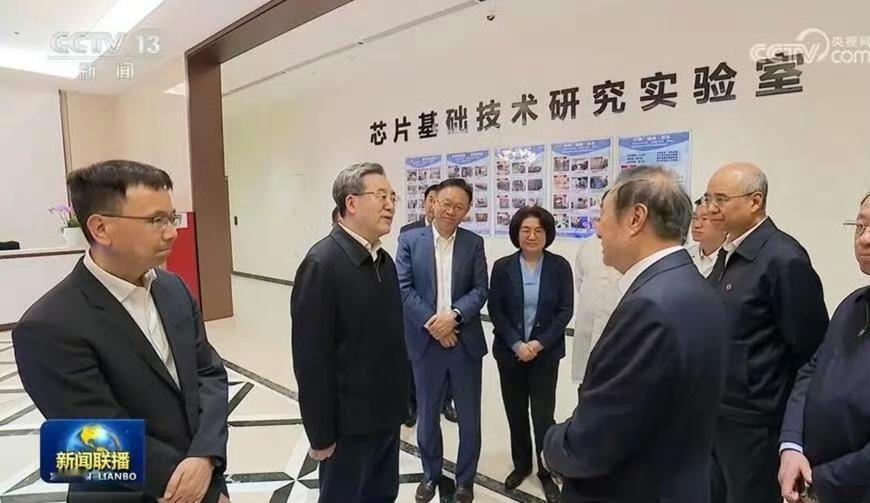 任正非罕见亮相新闻联播，几个点值得关注：
第一，背景是墙上的几个大字“芯片基础技