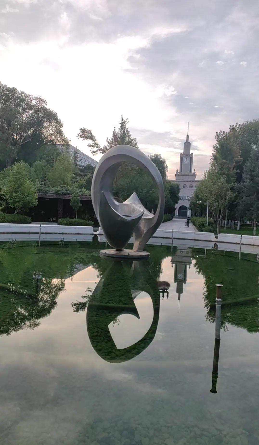 我觉得升学宴没有必要禁止，办与不办根据各家情况而定，不是所有人举报升学宴都是为了