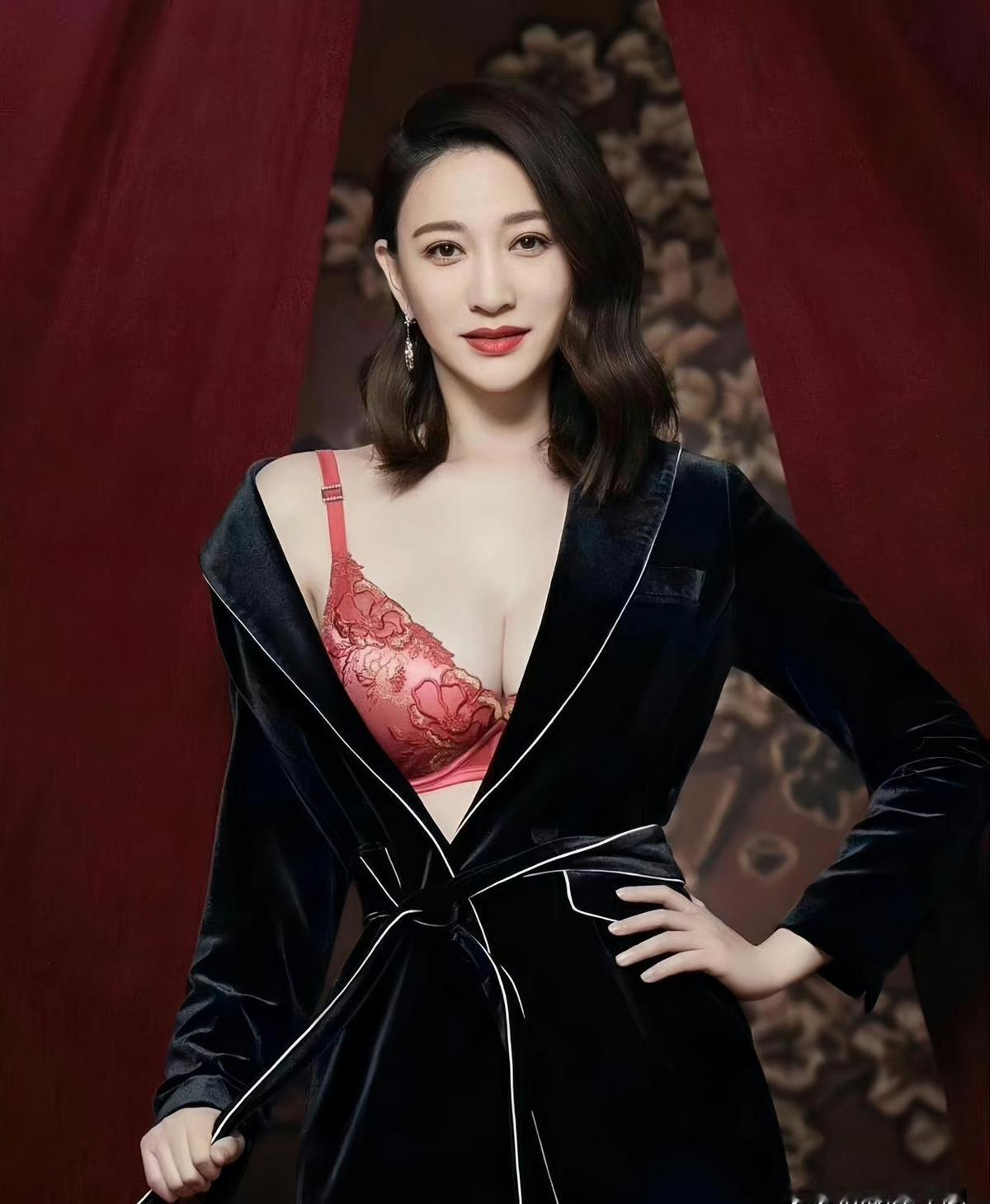 冉这身黑丝绒露背礼服，直接把“岁月静好”四个字写脸上。
眼角细纹没遮掩，反而成了