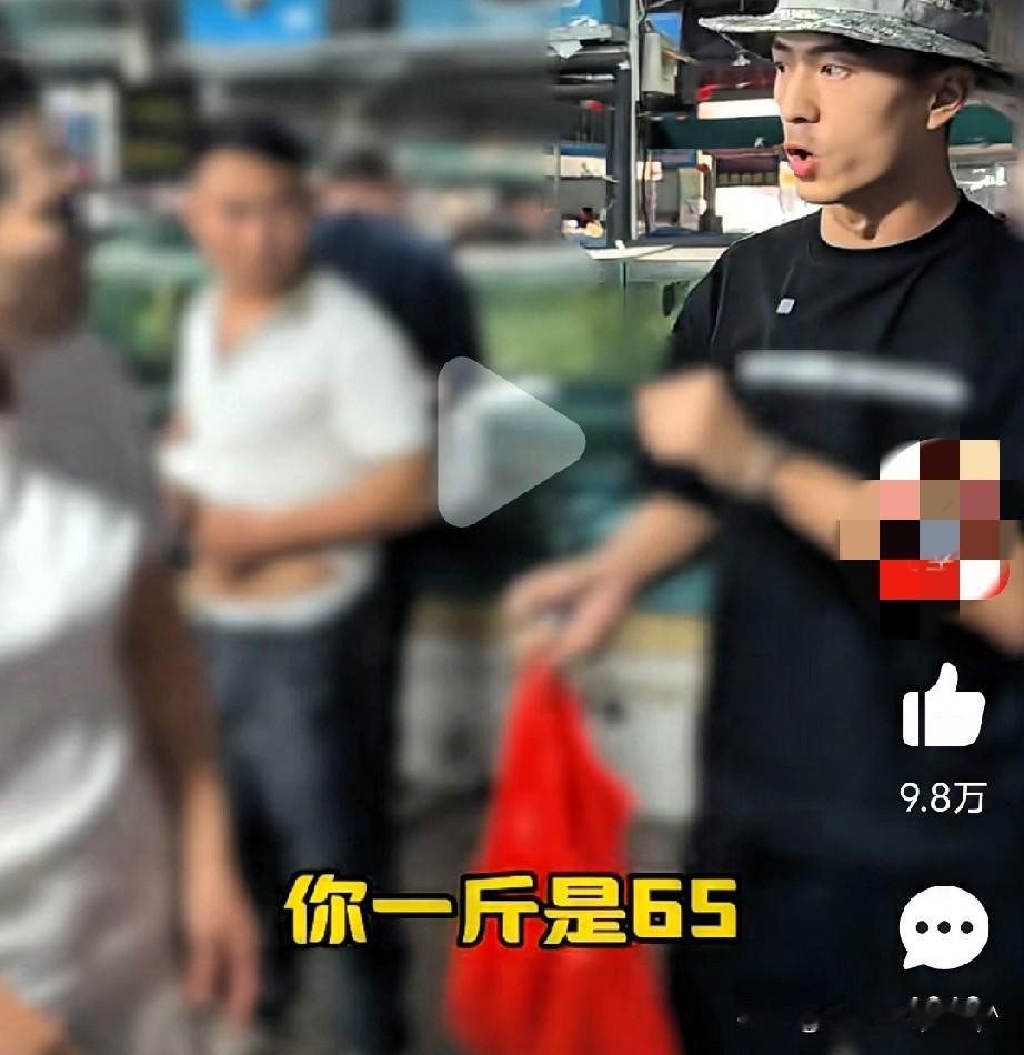 简直是无法无天了，光天化日之下，这算不算抢劫？

一男子去市场买海鲜，被摊主短斤