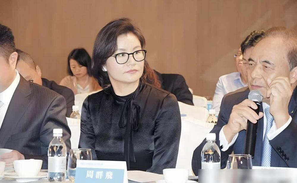 很多人好奇坐在马斯克和库克中间的女人是谁？

说真的，我关注周群飞好多年了，这姐
