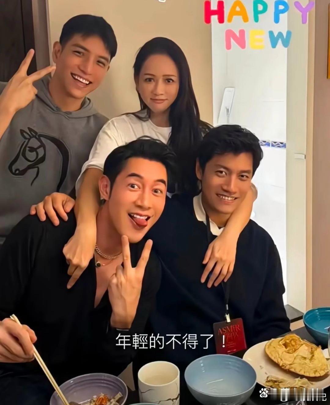 陈乔恩和艾伦元旦和朋友聚餐，状态超好，年轻漂亮，爱情真养人 