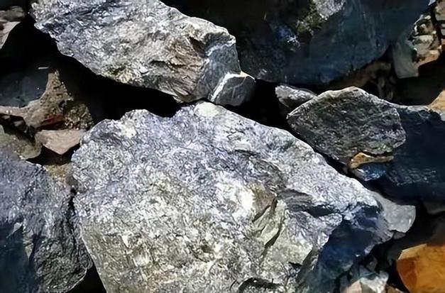 美日联手布局印尼镍矿，承诺迟迟未兑现，资本却突然撤出印尼镍产业！从新能源牌局到资