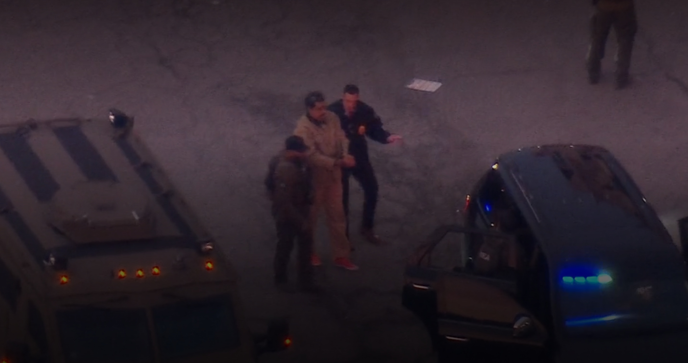 【#马杜罗称自己无罪# 】美东时间5日8时许，马杜罗及其夫人被全副武装的警卫从纽