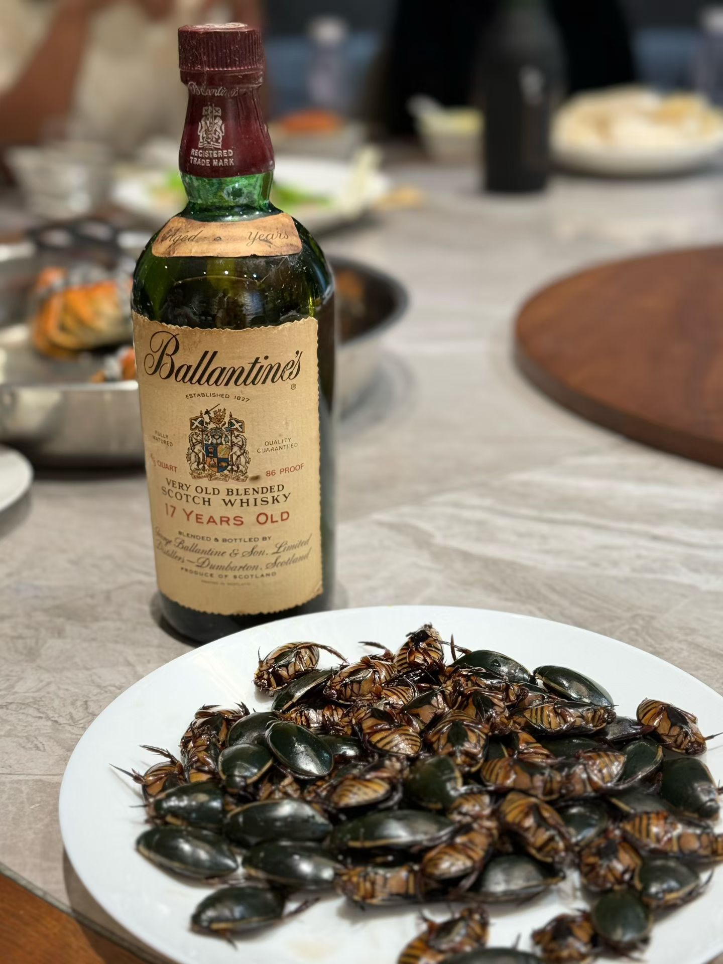 最好的聚会，就是朋友请吃饭，你带瓶酒。 ​​​