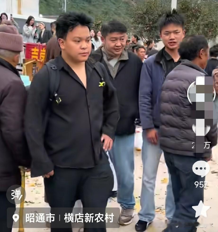 小小徐哥哥和他长的很像，哥哥就是胖版的小小徐。
两兄弟感情很好，小小徐介绍采访的