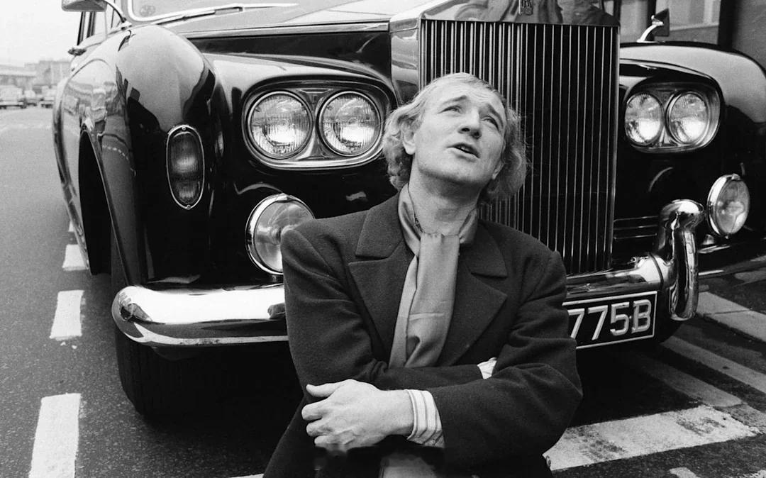 扮演邓布利多的演员理查德·哈里斯有一次喝醉了，以至于忘记了自己甚至拥有一辆劳斯莱