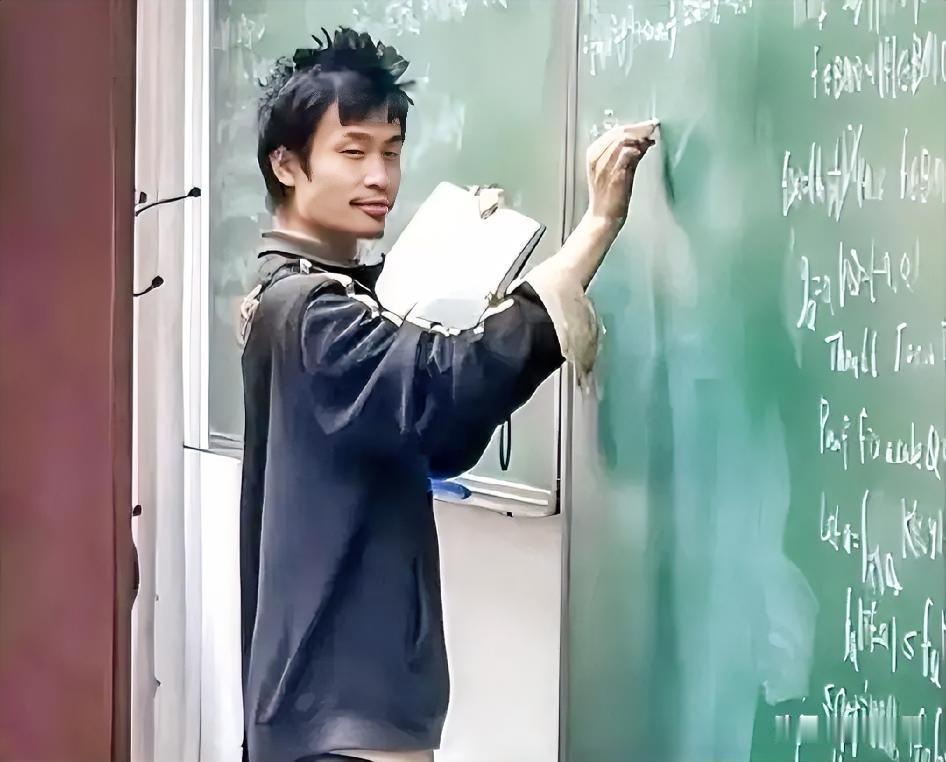 我问表妹:“你说韦东奕这么厉害，咋就没女孩子喜欢他呢？”表妹沉默一会，她突然说：