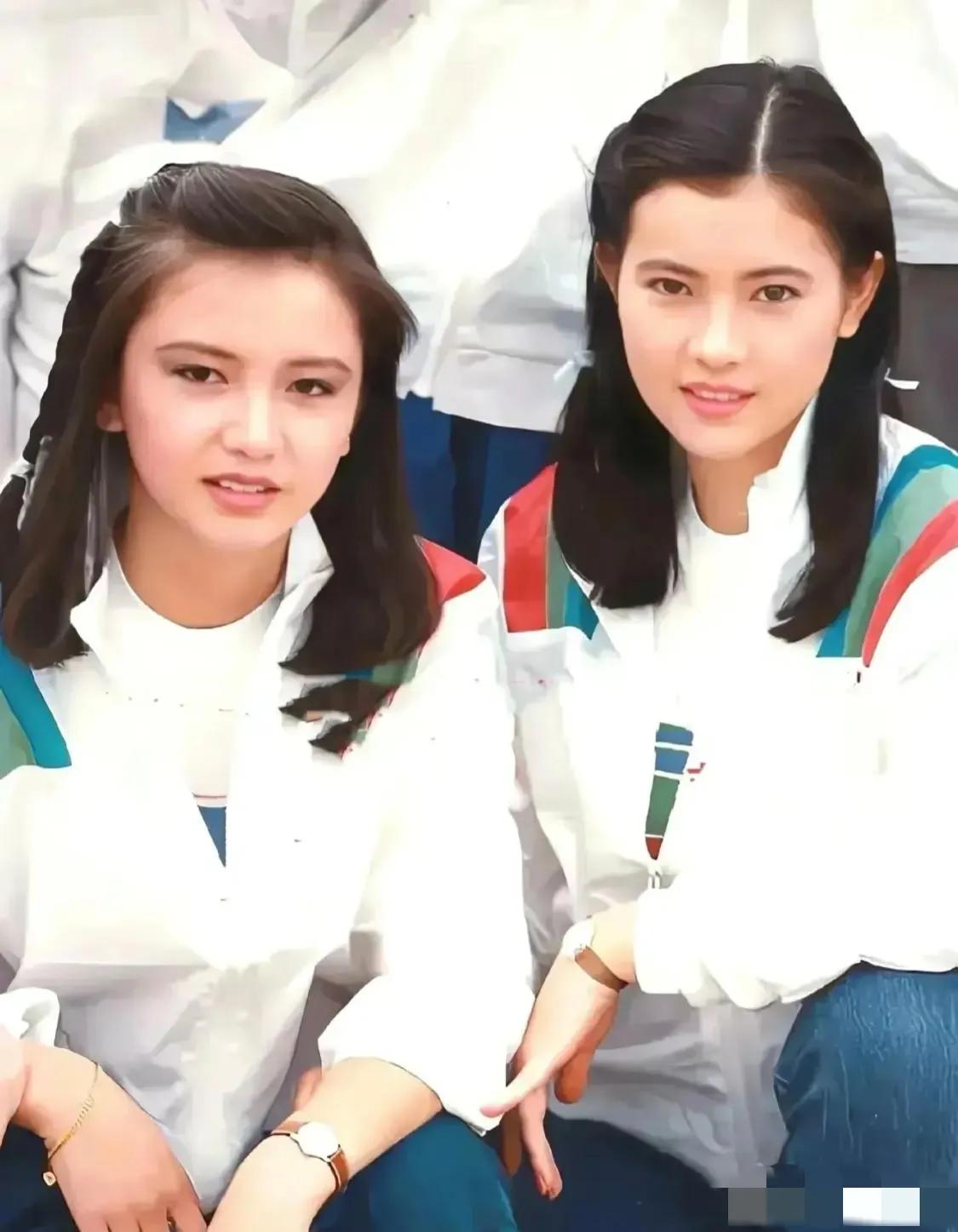 突然发现，她们俩个怎么这么像呢！

曾经的两大港风美女，看起来好像双生花一样，兼