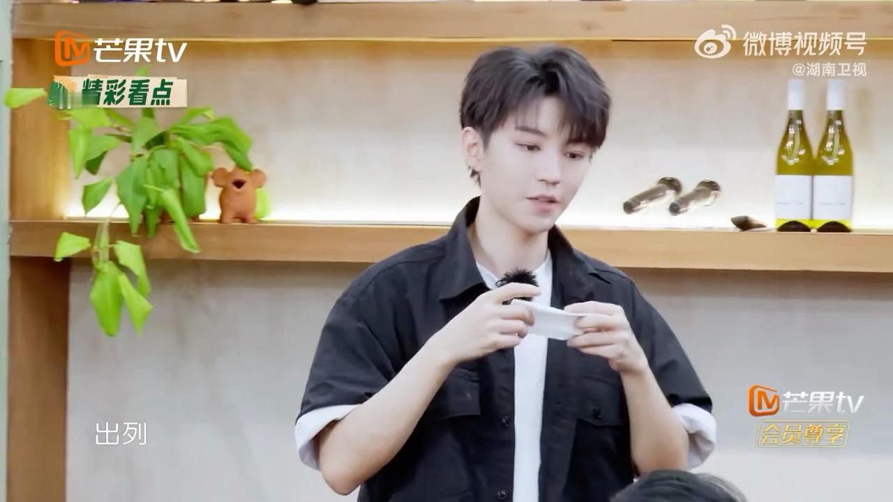 王俊凯舞蹈班开课全员热舞疑疑疑王俊凯教中餐厅全员跳疑疑疑 王俊凯舞蹈班开课全员热