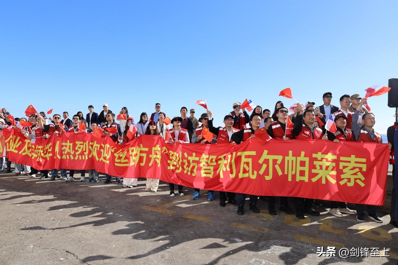 美国的战斗机在中东大肆侵略轰炸
中国的医院船在全球治病救人
3月1日，中国和平方