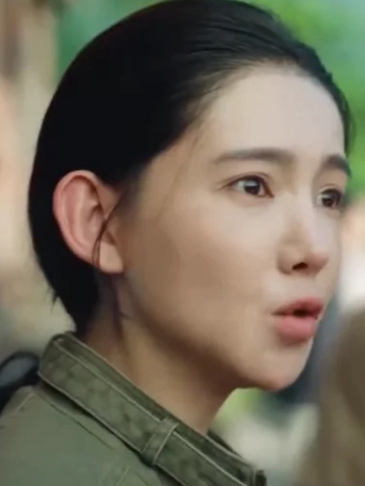 警察画那么白，新娘一点妆都没有。。。 ​​​