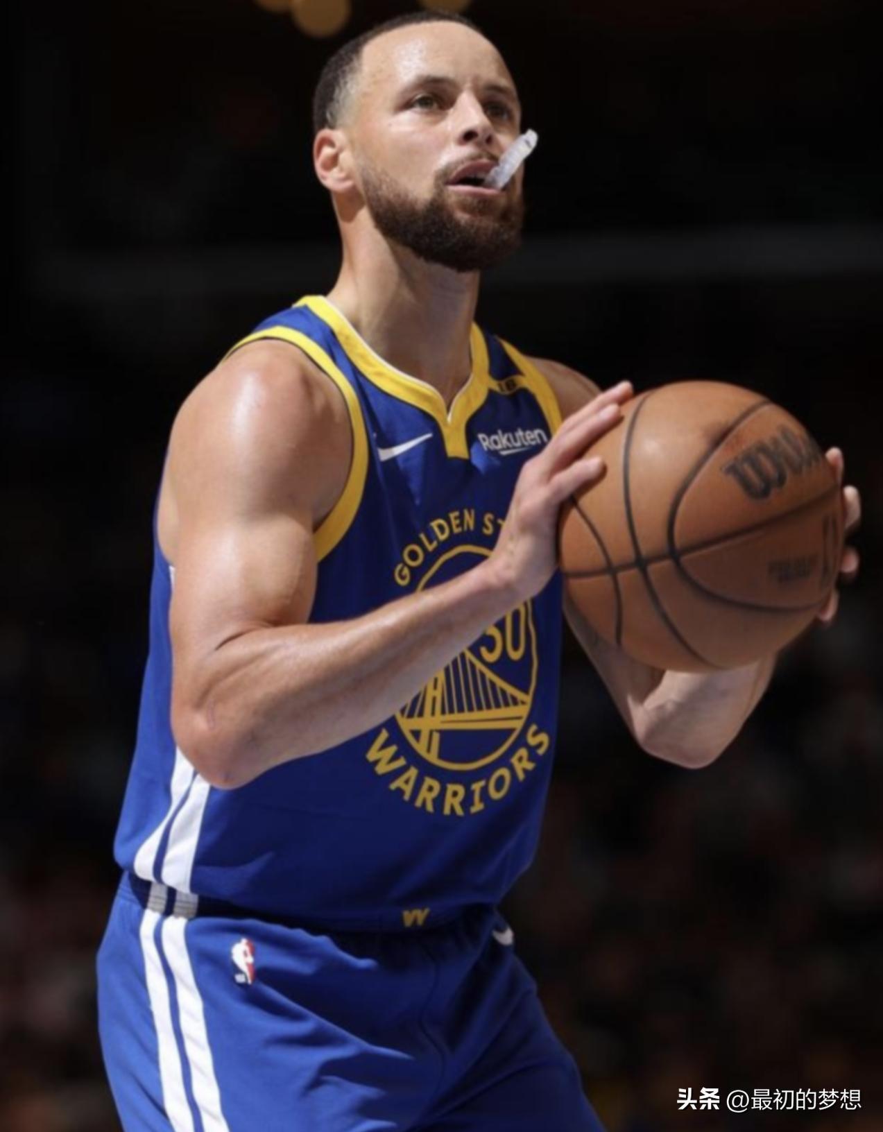 NBA历史十大矮个子球星排名！大家认同吗？

1 库里（188cm）——四冠+首