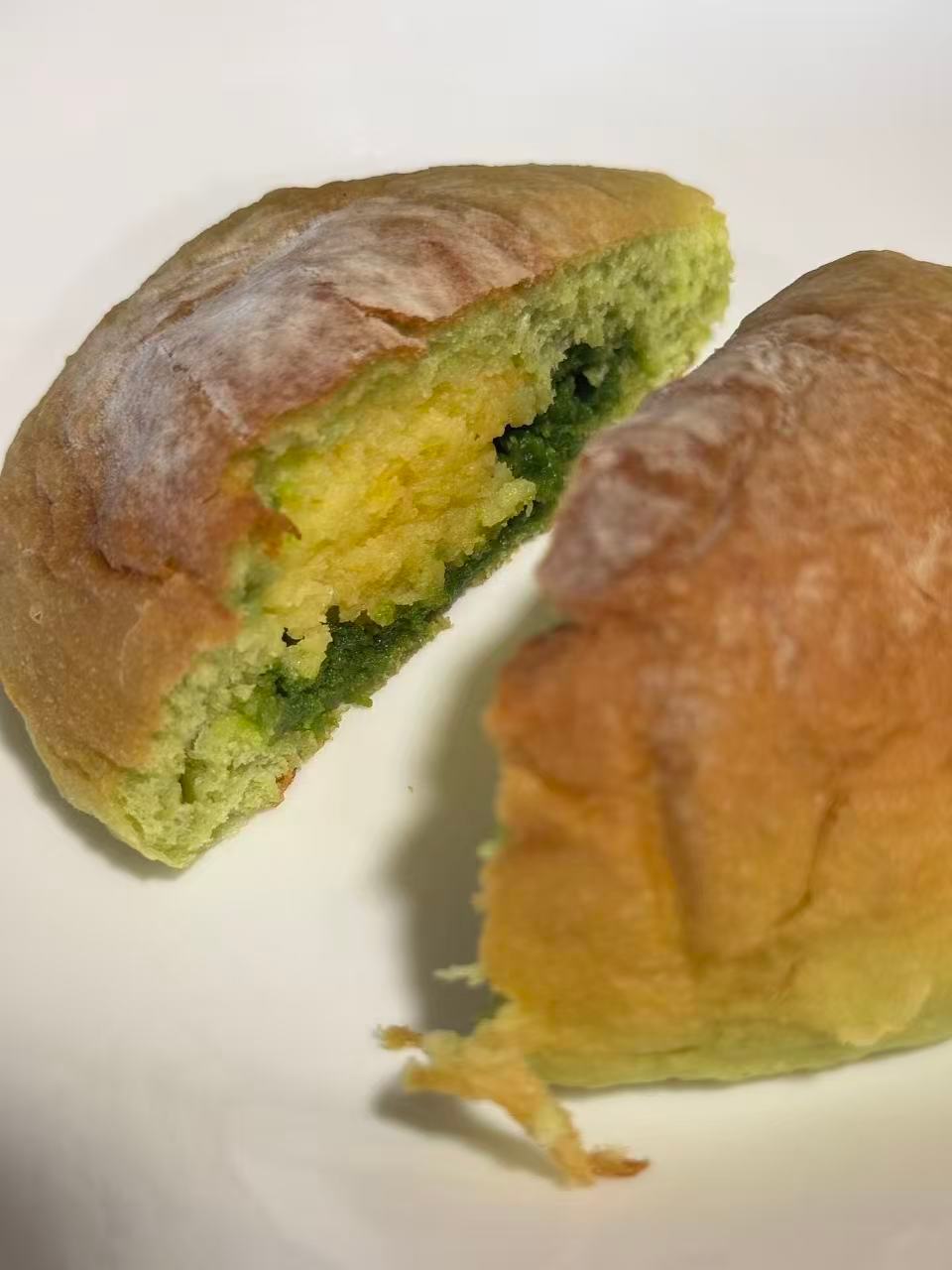 今早吃鸡枞菌恰巴塔，面饼蓬松微辣，这款火腿和鸡枞菌都是零星的丁状口感偏淡，最近很
