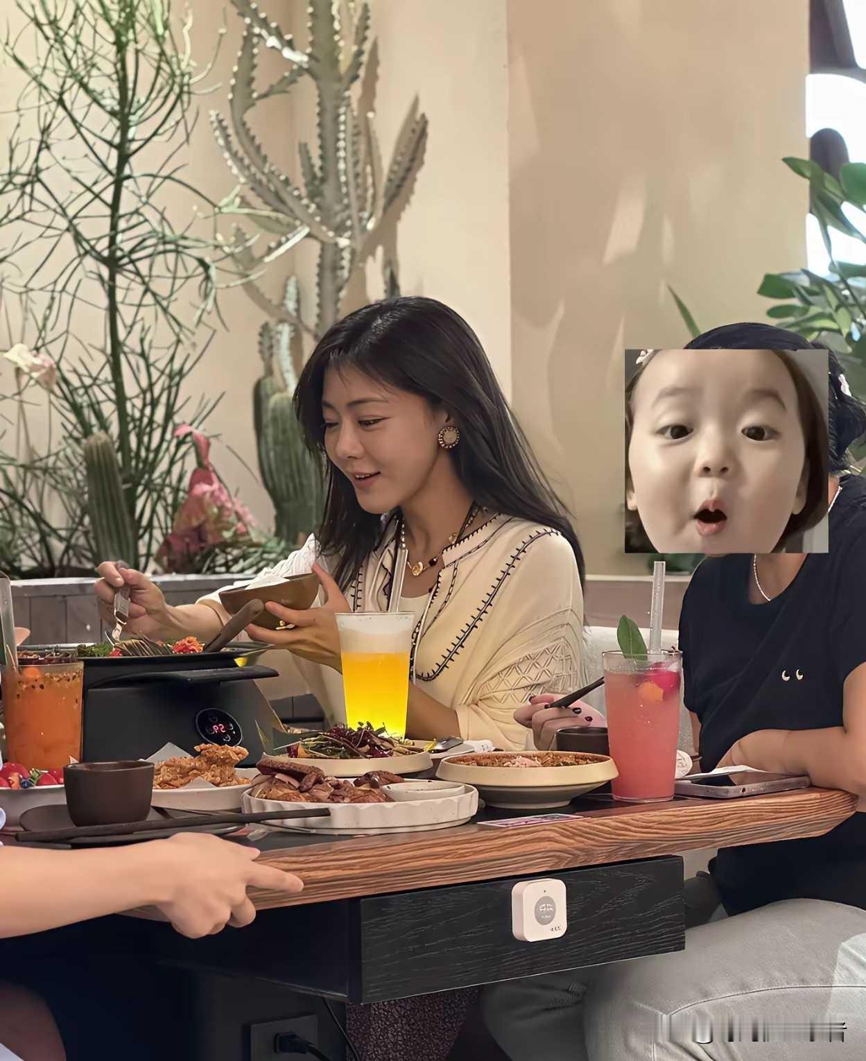 邓家佳这颜值爆表了，比电视荧幕里的漂亮多了。
邓家佳出道作品是《侠客行》，不知道