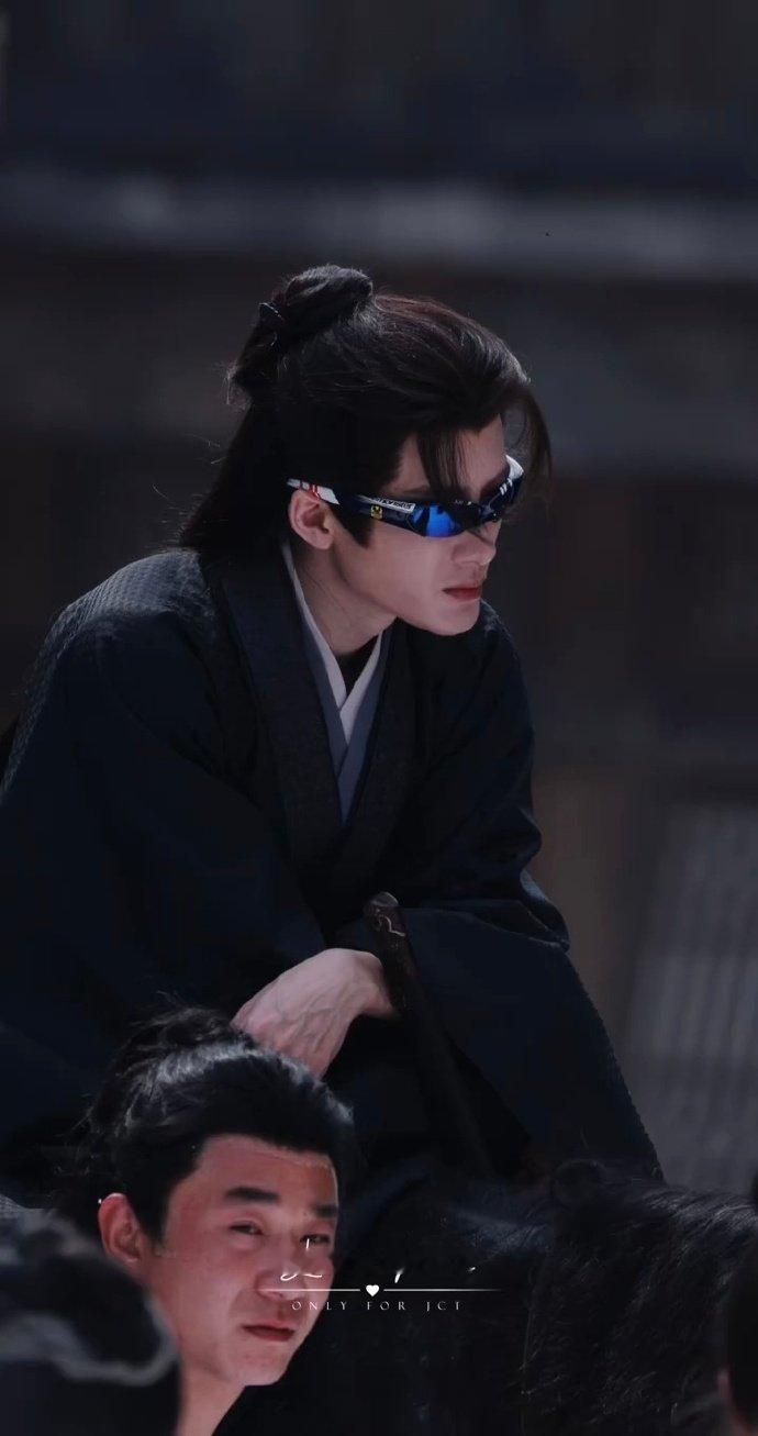 檀健次黑衣古装墨镜骑马路透 檀健次时尚的谢却山 檀健次时尚的谢却山，檀健次黑衣古