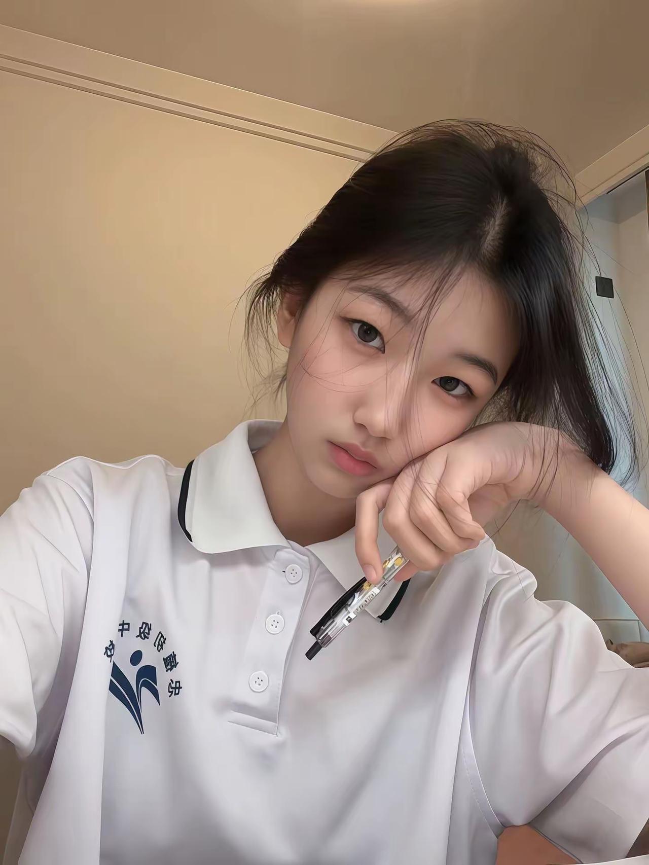 这姑娘看起来好疲惫哦。