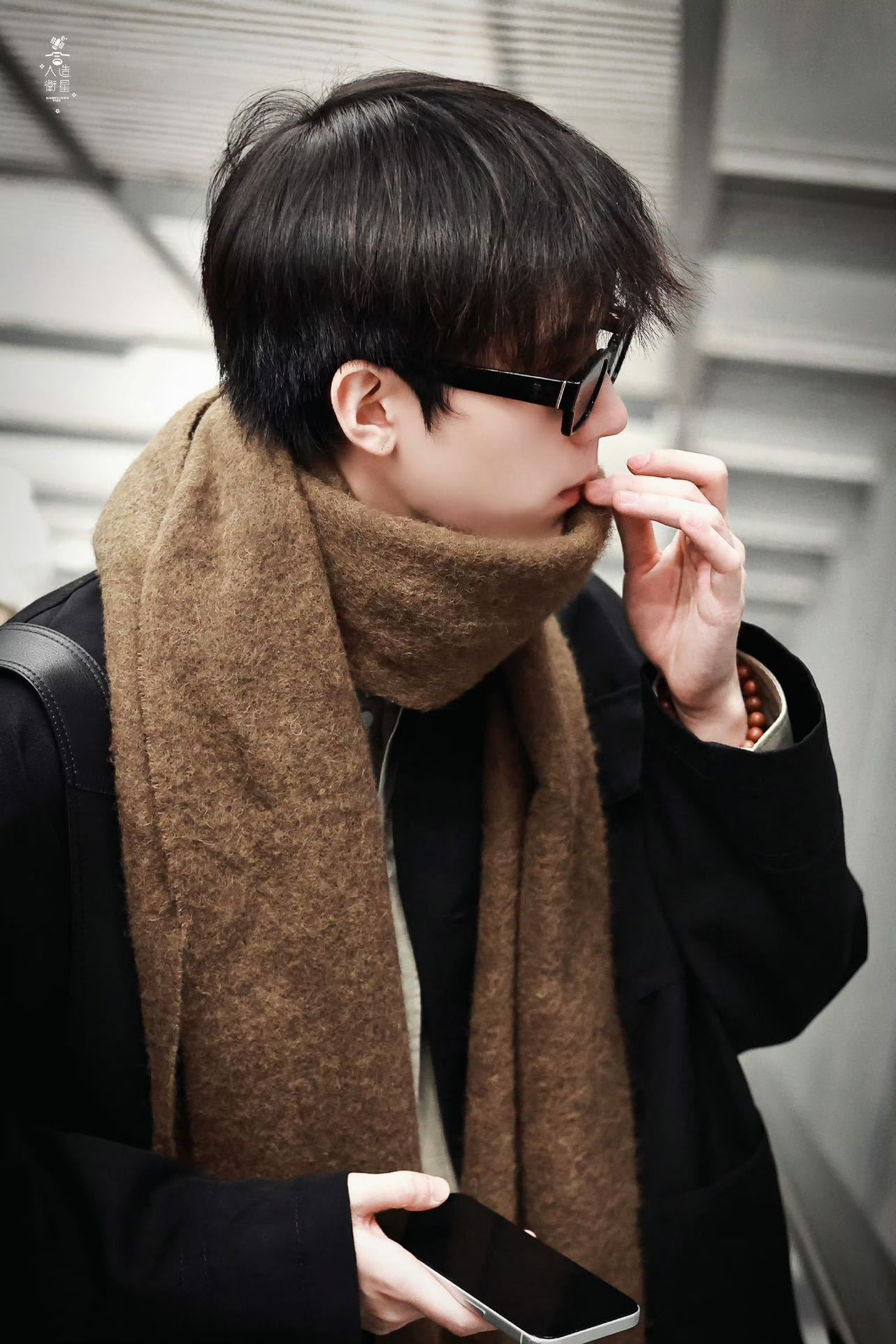 这是机场还是周翊然的秀场 走路粉狂喜！周翊然机场迈步即秀场，期待巴黎闪耀！ 