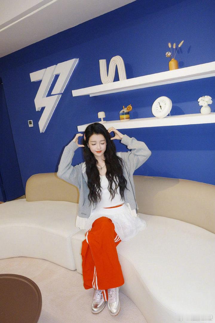 孙怡回浪姐宿舍 这一组宿舍照也太甜了吧，孙怡完全是青春甜妹本妹。回到《乘风202