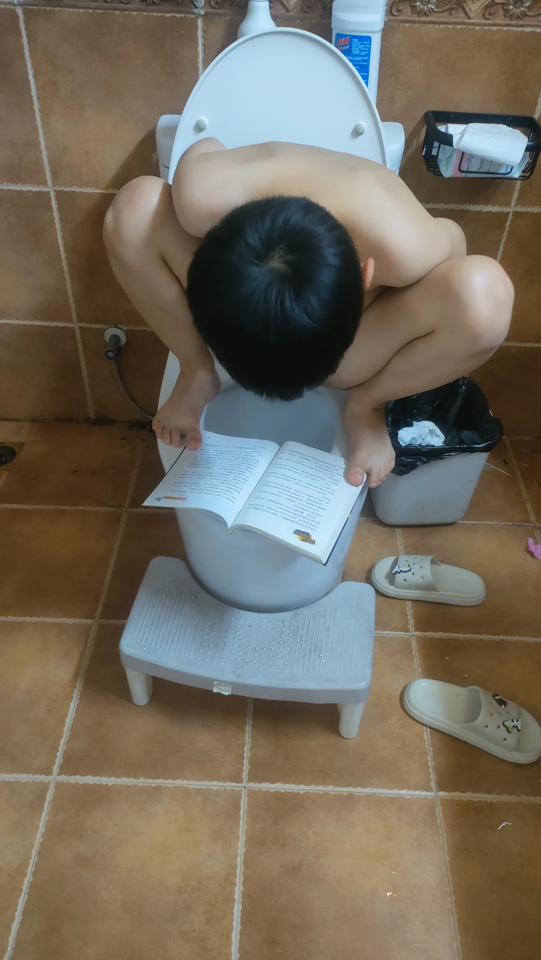 有没有同款三年级9岁的娃，上厕所必须脱光光，蹲在马桶上……[笑哭R][笑哭R]