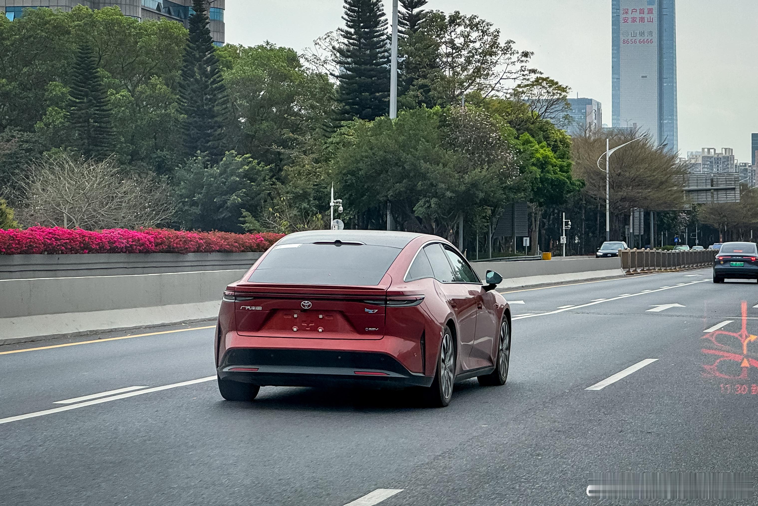 深圳街头偶遇广汽丰田铂智 7，远远看去第一眼我以为是蔚来 ET7新能源汽车大v聊