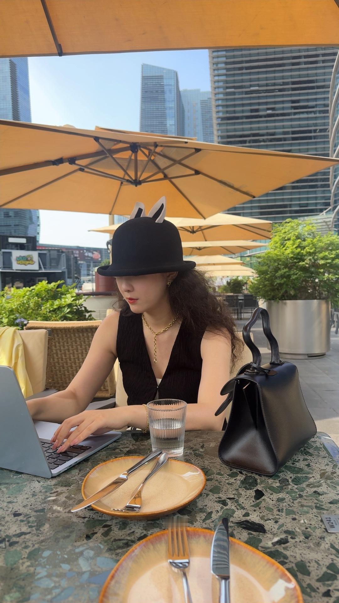 今天的饭真好吃，怪不得这家好火，还给油油倒了水，推荐推荐娘娘们也吃吃！最近初秋季