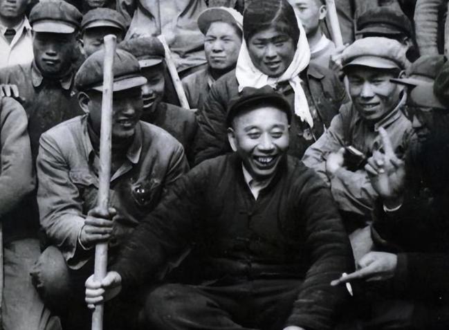 1950年，十万大军在石河子垦区开荒造田、建设军垦新城。可冬天一到，问题就来了，