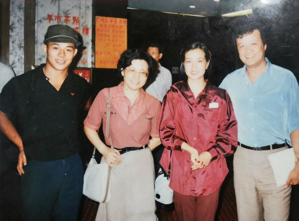 李连杰[超话] 第一次看到李连杰 与 刘晓庆 在80年代的珍贵合影，淘二手的时候