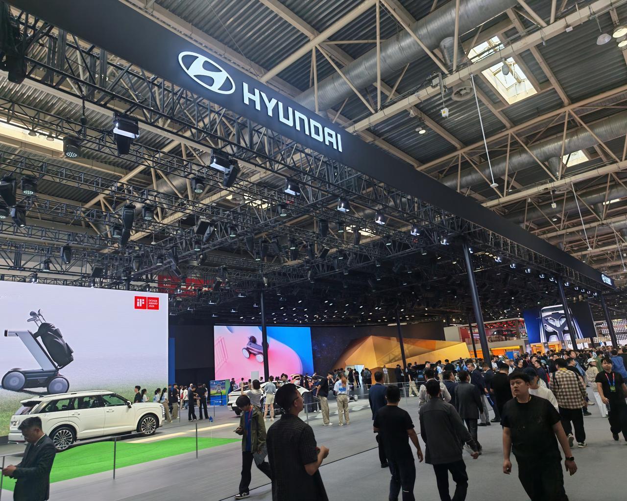 现代的展厅，面积很大。
​
​也很空。
​
​想起03年的花生灯的五代北现索纳塔