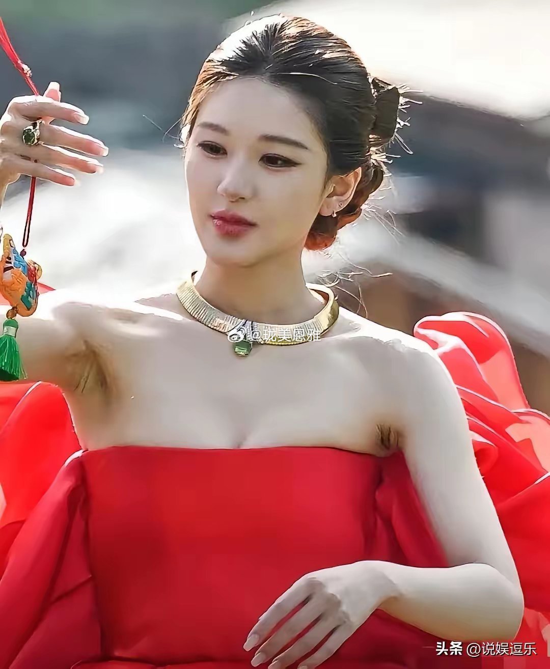 赵露思，先不管她好不好看吧能不能先把腋窝管理一下？脸挺漂亮的，但是一看到腋窝，黑
