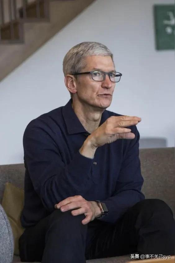 苹果CEO库克抛重话，直击美国软肋。
他说：“我们死守中国制造，不是因为中国工厂