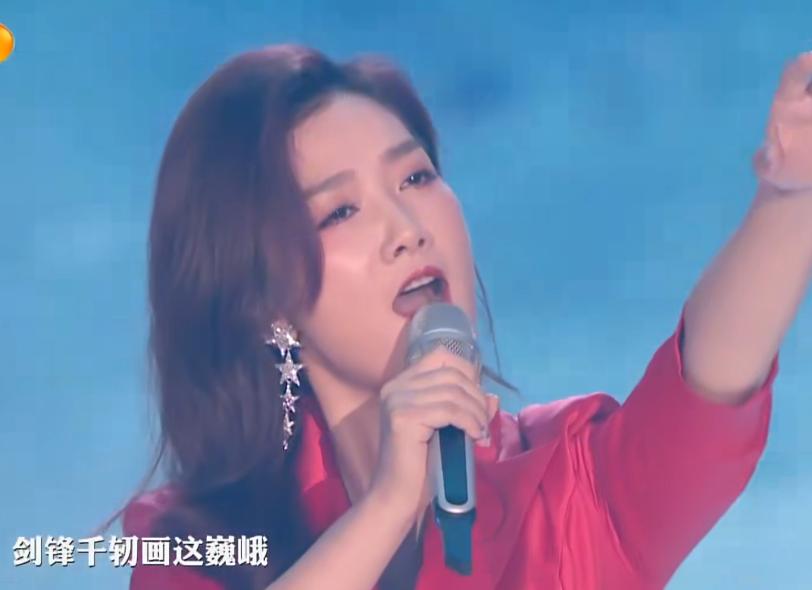 浪姐4三公舞台播出后，冲上热搜。起因是节目里，ella组演唱了凤凰传奇的歌曲《山