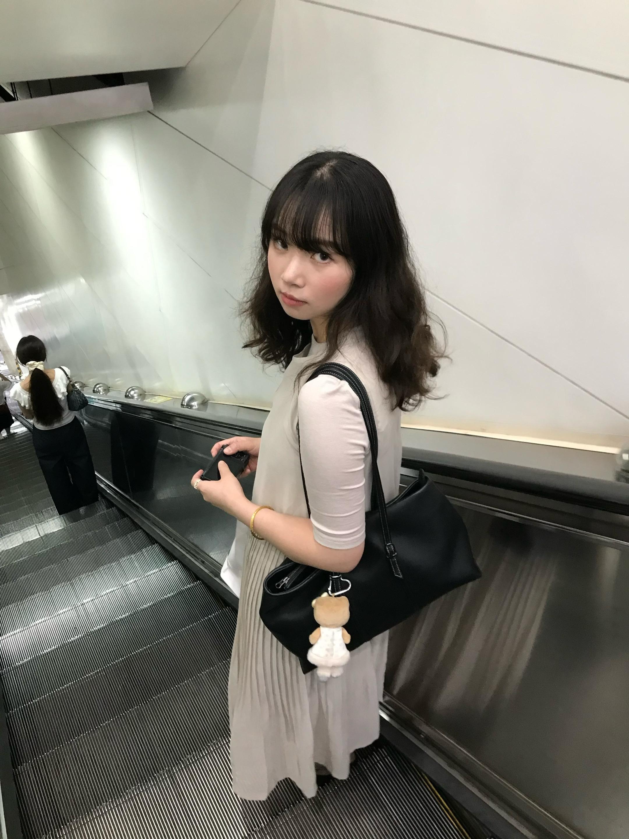 扶梯上的一周极简穿搭。