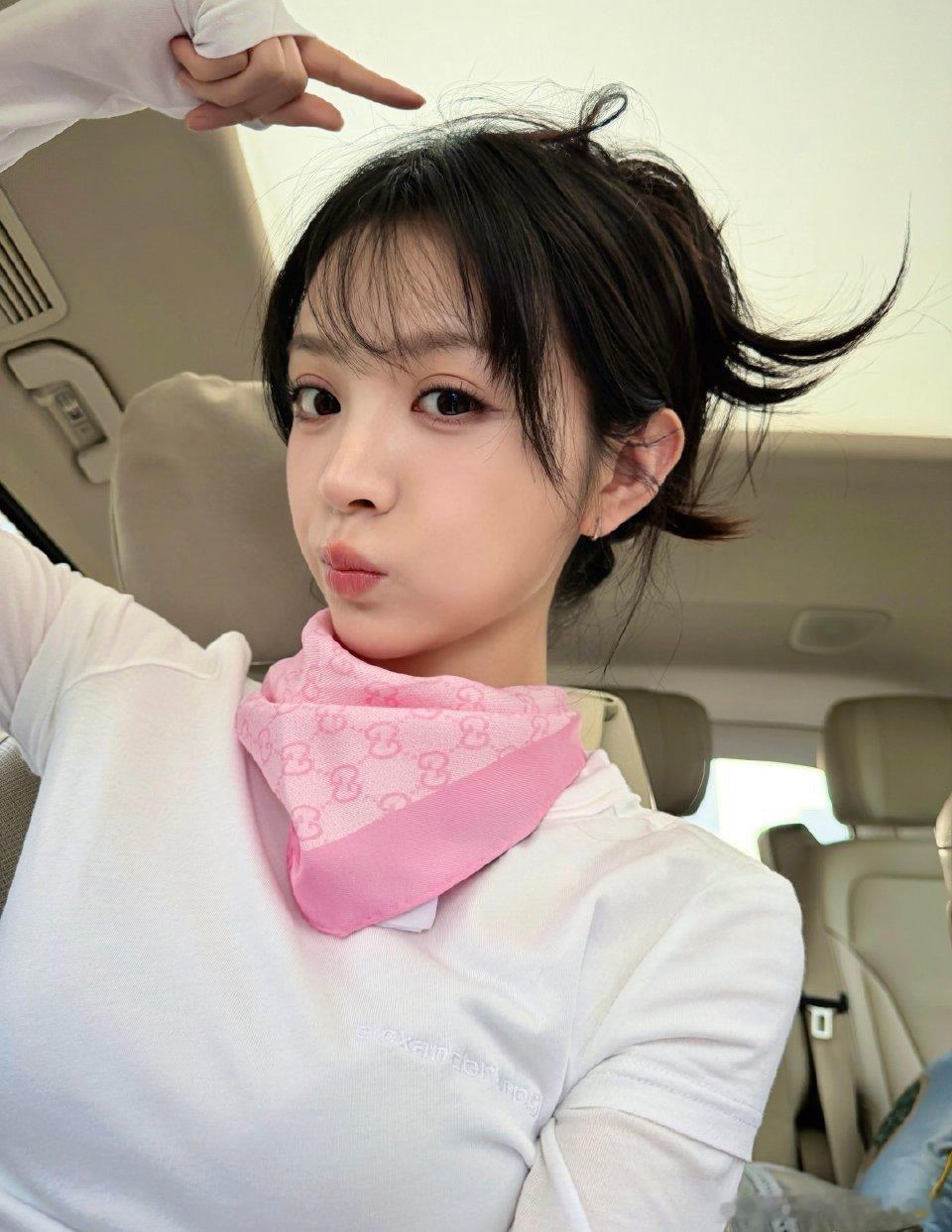 田曦薇这是带的粉色口水巾吗